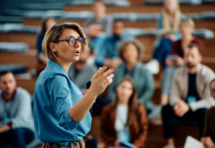 Female speaker presenting at Lenvi Riskfactor's Thought Leader forum on European invoice finance